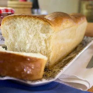 Brioche dorée entamée sur un plan de travail